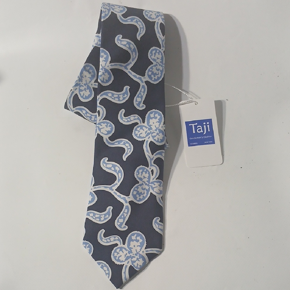 Drakes Blue Silk Tie with Elegant Pattern